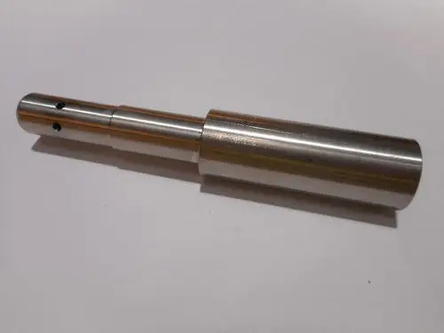 Edelstahl-Düsenplatte von Remeha, zylindrische Form mit zwei seitlichen Löchern. Oberfläche glänzend und glatt, ohne erkennbare Maße.